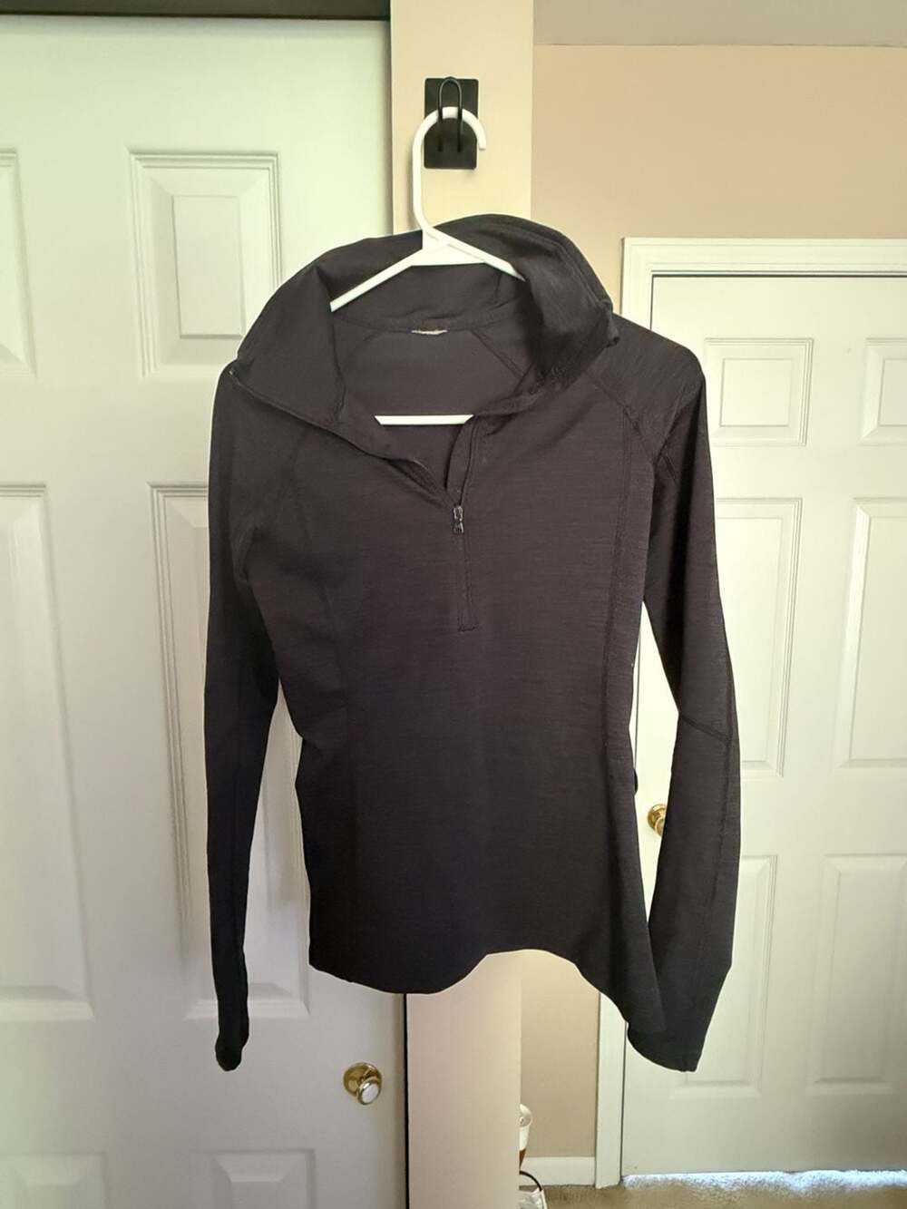 Under Armour 1/2 Zip Pullover Small Black Long Sleeve Thumbholes